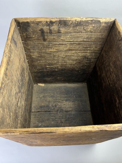 Rare folded and painted wooden box. The walls...