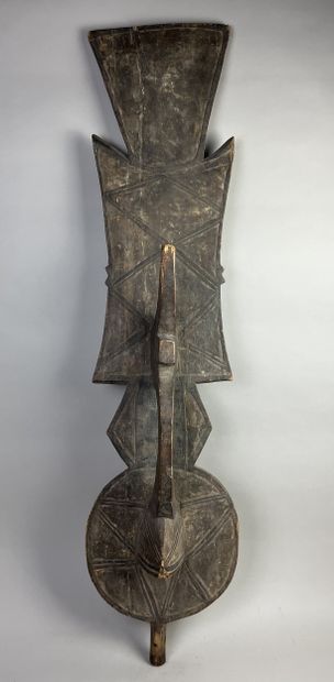 Plank mask, the round face is surmounted...