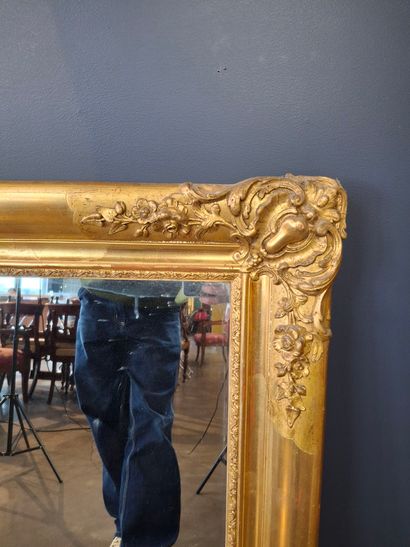 Miroir en bois et stuc doré à décor de rocailles...