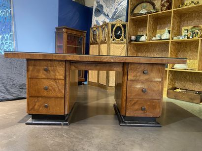 Bureau en placage de bois loupe à deux caissons...