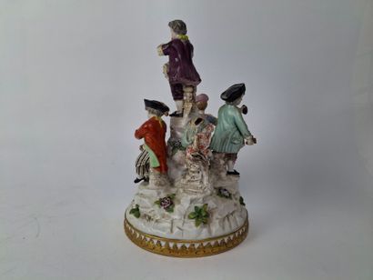 ALLEMAGNE
Groupe tournant en porcelaine polychrome...