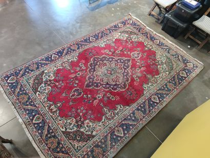Grand tapis en laine nouée main à décor de...