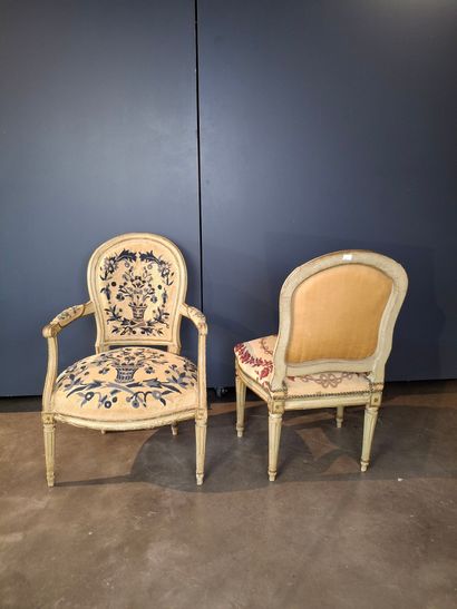 Fauteuil et chaise en bois laqué blanc mouluré...