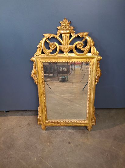 Miroir en bois et stuc doré à riche décor...