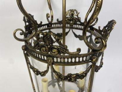 Deux lanternes de vestibule : 
- une cylindrique...