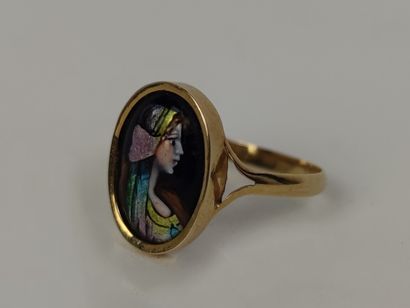 Bague en or jaune (750) présentant un portrait...