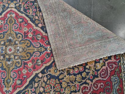 Tapis en laine nouée main à décor de fleurs...