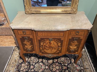 Commode sauteuse à ressaut central en bois...