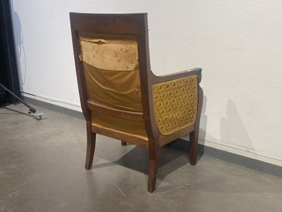 Bergère en acajou mouluré sculpté à dossier...