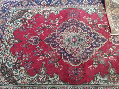 Grand tapis en laine nouée main à décor de...