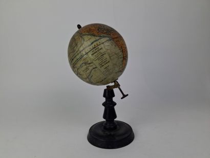 J. FOREST, Paris
Petit globe terrestre en...