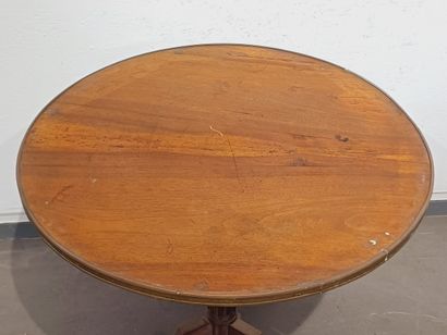 Table travailleuse en acajou et placage d'acajou....