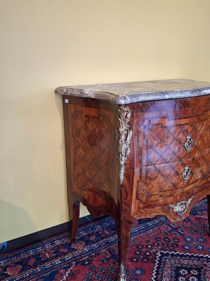 Petite commode sauteuse en bois de placage...