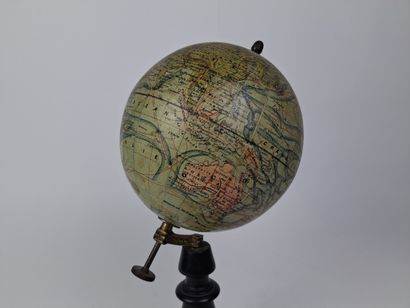 J. FOREST, Paris
Petit globe terrestre en...