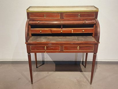 Bureau cylindre en acajou et placage d'acajou....