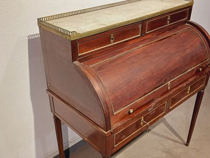 Bureau cylindre en acajou et placage d'acajou....
