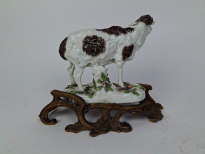 HOCHST, Allemagne, attribué à
Mouton
Porcelaine...
