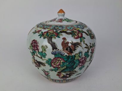 CHINE 
Pot à gingembre en porcelaine à décor...