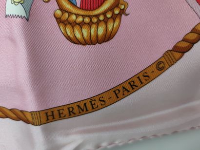 HERMES Paris
Carré de soie modèle 