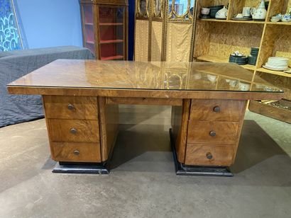 Bureau en placage de bois loupe à deux caissons...
