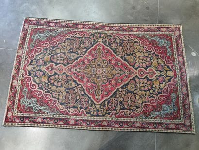 Tapis en laine nouée main à décor de fleurs...