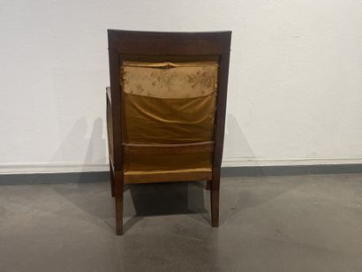 Bergère en acajou mouluré sculpté à dossier...