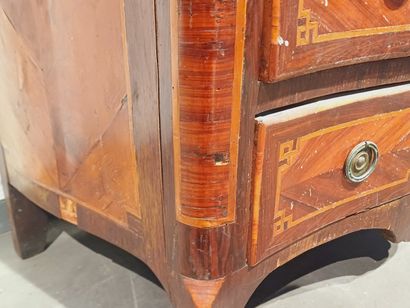 Commode en acajou et placage d'acajou ouvrant...