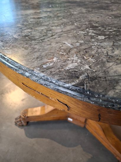 Table guéridon en bois naturel. Piétement...