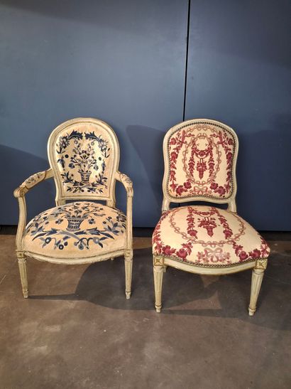 Fauteuil et chaise en bois laqué blanc mouluré...