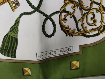 HERMES Paris
Carré de soie modèle 