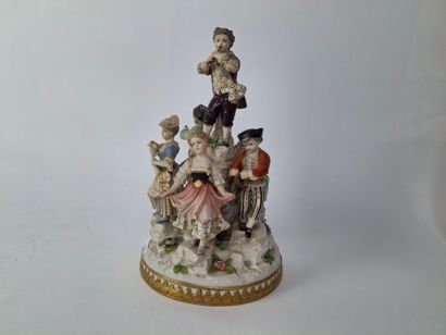 ALLEMAGNE
Groupe tournant en porcelaine polychrome...