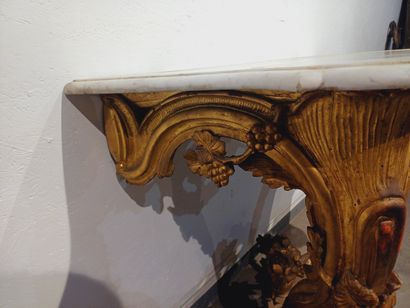 Console en bois doré mouluré sculpté à deux...