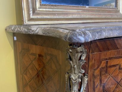 Petite commode sauteuse en bois de placage...
