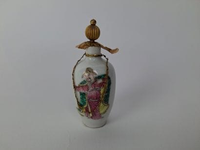 CHINE - XIXe siècle
Petit flacon tabatière...