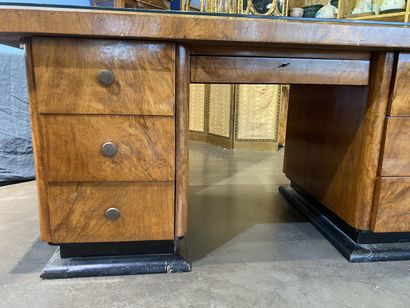 Bureau en placage de bois loupe à deux caissons...
