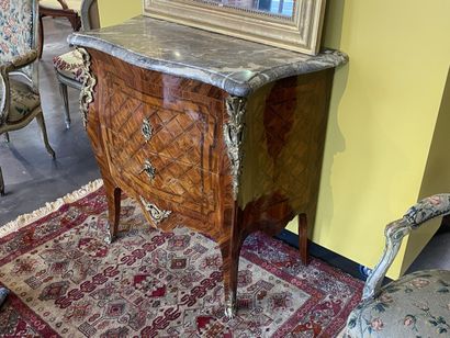 Petite commode sauteuse en bois de placage...
