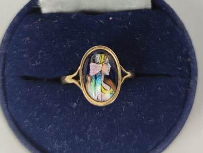 Bague en or jaune (750) présentant un portrait...