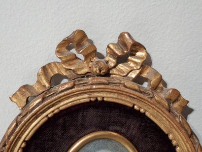 Miniature ovale figurant un portrait d'homme...