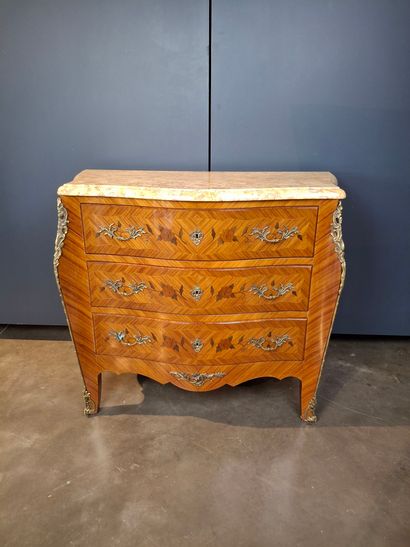 Commode en bois de placage et marqueterie...