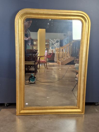 Miroir à cadre en bois et stuc doré à décor...