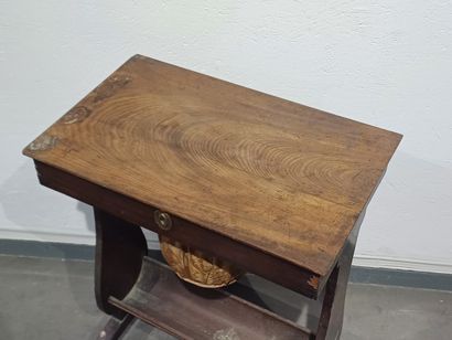 Table travailleuse en acajou et placage d'acajou....