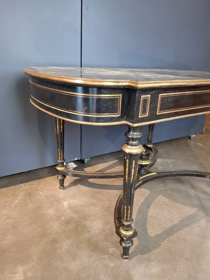 Table de milieu en bois noirci à décor de...