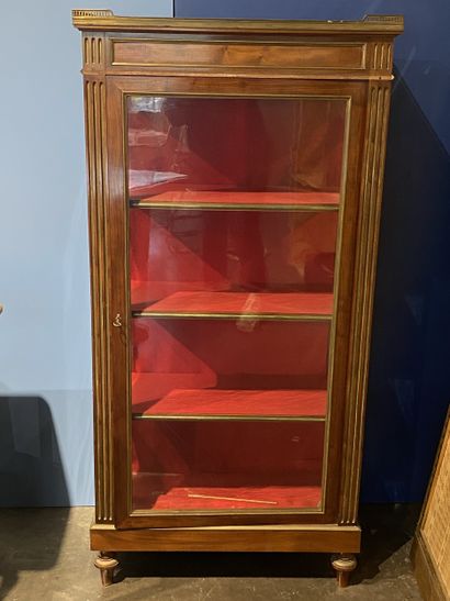 Vitrine en acajou ouvrant à une porte découvrant...