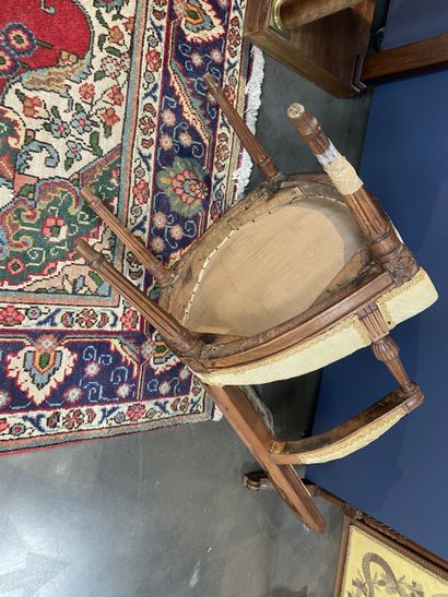 Paire de fauteuils en bois teinté mouluré...