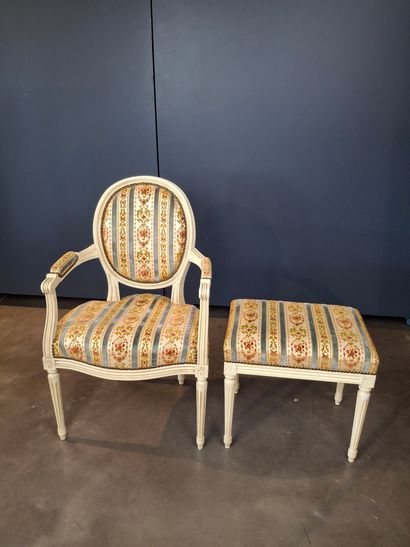 Fauteuil en bois laqué blanc à dossier médaillon....