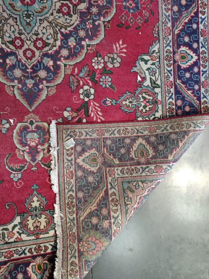 Grand tapis en laine nouée main à décor de...