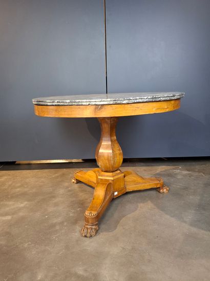 Table guéridon en bois naturel. Piétement...