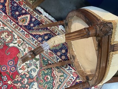 Paire de fauteuils en bois teinté mouluré...