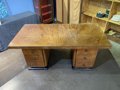 Bureau en placage de bois loupe à deux caissons...