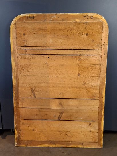 Miroir à cadre en bois et stuc doré à décor...